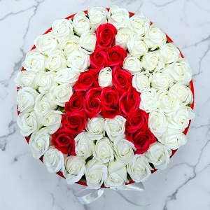 Aranjament floral litera cu 55 trandafiri de sapun in cutie rotunda catifea rosie, litera A - Img 2