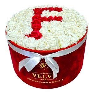 Aranjament floral litera cu 55 trandafiri de sapun in cutie rotunda catifea rosie, litera F