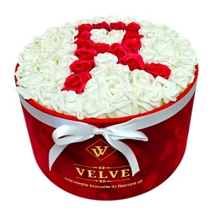 Aranjament floral litera cu 55 trandafiri de sapun in cutie rotunda catifea rosie, litera R