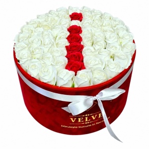 Aranjament floral litera cu 55 trandafiri de sapun in cutie rotunda catifea rosie, litera I