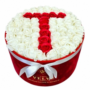 Aranjament floral litera cu 55 trandafiri de sapun in cutie rotunda catifea rosie, litera T