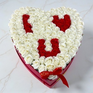 Aranjament floral Love cu 119 trandafiri de sapun in cutie inima 49 cm - Img 2