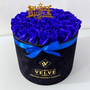 Aranjament Floral Majestic Blue, cu trandafiri din sapun, in cutie neagra de catifea, cu mesaj "Happy Birthday"