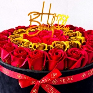Aranjament Floral Majestic, cu trandafiri din sapun bordo, aurii si rosii, in cutie neagra de catifea, cu mesaj "Happy Birthday" - Img 3
