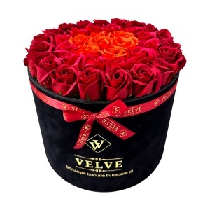 Aranjament Floral Majestic, cu trandafiri din sapun bordo, rosii si orange, in cutie neagra de catifea
