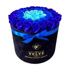 Aranjament Floral Majestic, cu trandafiri din sapun in 3 nuante de albastru, in cutie neagra de catifea