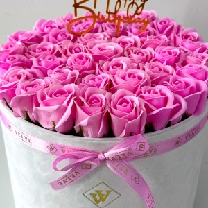 Aranjament Floral Majestic Pink, cu trandafiri din sapun, in cutie alba de catifea, cu mesaj "Happy Birthday" - Img 2