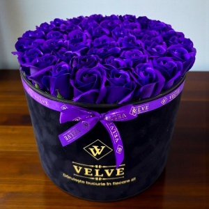 Aranjament Floral Majestic Purple, cu trandafiri din sapun, in cutie neagra de catifea - Img 4