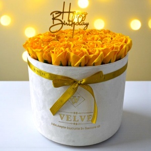 Aranjament Floral Majestic Yellow, cu trandafiri din sapun, in cutie alba de catifea, cu mesaj "Happy Birthday" - Img 2