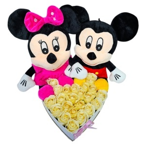 Aranjament floral Mickey & Minnie cu 23 trandafiri de sapun in cutie inima