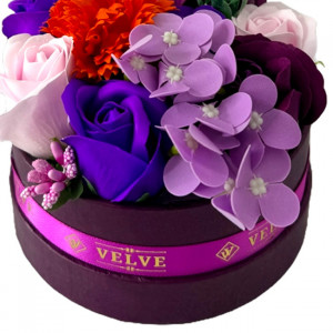 Aranjament floral in cutie rotunda grena, cu trandafiri, hortensie si garoafa de sapun, stamine artizanale si plante artificiale, Portocaliu