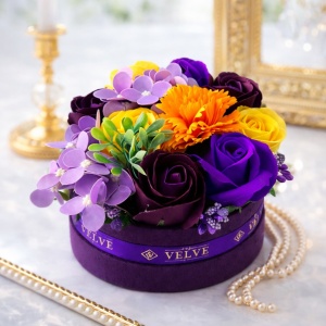 Aranjament floral Olla in cutie rotunda grena, cu trandafiri, hortensie si garoafa de sapun, stamine si plante artizanale, Galben