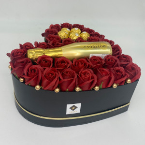 Aranjament floral Opulence, cutie inima cu trandafiri de sapun rosu inchis si Prosecco Bottega Gold si praline Ferrero Rocher - Img 4