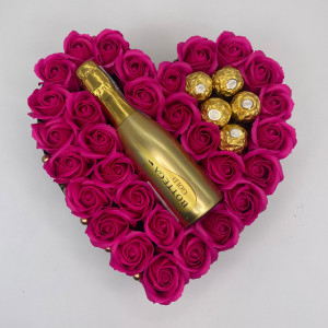 Aranjament floral Opulence, cutie inima cu trandafiri de sapun roz inchis si Prosecco Bottega Gold si praline Ferrero Rocher