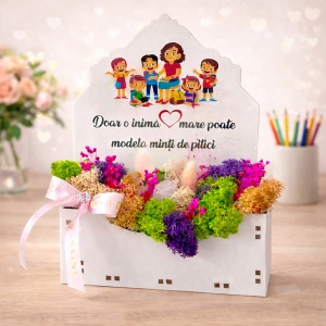 Aranjament floral pentru Educatoare si Invatatoare, cu lagurus si trandafir roz criogenat, licheni stabilizati, in cutiuta decorativa, cu mesaj special