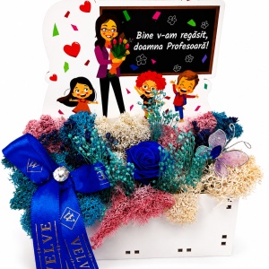 Aranjament floral pentru Profesoara cu trandafir albastru criogenat, lagurus si licheni stabilizati, in cutiuta decorativa cu mesaj special
