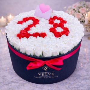 Aranjament floral personalizat cu 101 trandafiri din sapun, cu cifre, in cutie rotunda, Alb-Rosu