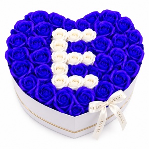 Aranjament floral personalizat cu litera, cutie inima alba cu 49 trandafiri de sapun, Albastru-Alb - Img 5
