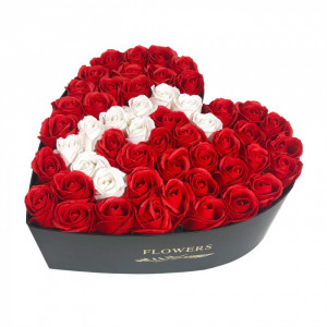 Aranjament floral personalizat cu litera cutie inima neagra cu 49 Litera E