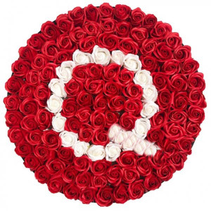 Aranjament floral personalizat cu litera cutie rotunda neagra cu 101 trandafiri de sapun, Q