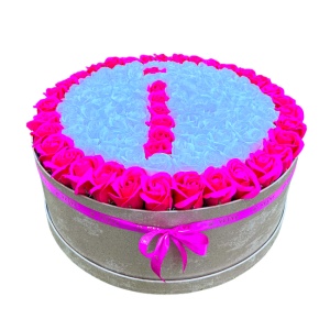 Aranjament floral personalizat cu litera, cutie rotunda neagra cu 125 trandafiri de sapun - Img 5