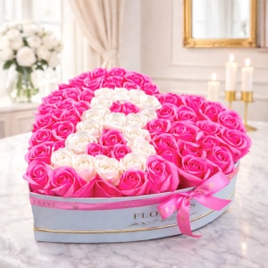 Aranjament floral personalizat cu litera, in cutie inima, cu 49 trandafiri de sapun, Fucsia-Alb