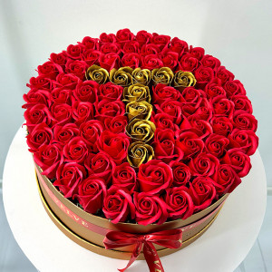 Aranjament floral personalizat cu litera T, in cutie rotunda aurie cu 75 trandafiri de sapun - Img 4