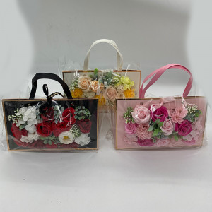 Aranjament floral in forma de poseta cu flori de sapun, 27 x 16 x 9 cm, rosu