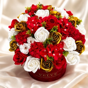 Aranjament floral premium in cutie de catifea rosie, cu trandafiri de sapun, garoafe si flori de cires - Img 2