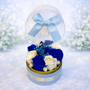 Aranjament floral Reo in cutie rotunda eleganta cu 9 trandafiri din sapun, Albastru-Alb