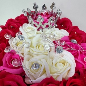 Aranjament floral Royal cu 25 trandafiri de sapun, coroana regala argintie si accesorii de lux, in cutie in forma de inima, Rosu-Roz-Alb - Img 2