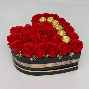 Aranjament floral Serenity Red, cutie inima cu trandafiri de sapun si bomboane de ciocolata Ferrero Rocher