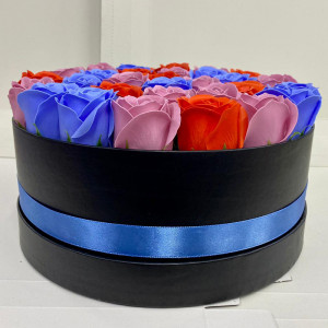 Aranjament floral Special Color cu 31 trandafiri sapun, blue-orange