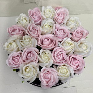 Aranjament floral Special Color in cutie rotunda cu 23 trandafiri sapun Alb-roz