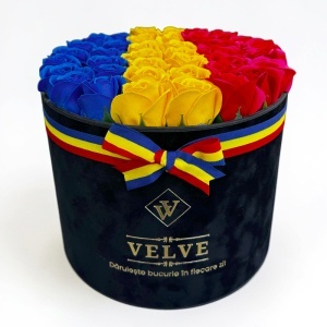 Aranjament floral tricolor cu 41 trandafiri de sapun, in cutie eleganta