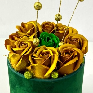 Aranjament floral VLV cu 9 trandafiri de sapun, cutie catifea verde si detalii aurii - Img 2