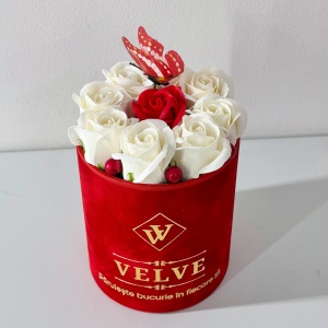 Aranjament floral VLV, cu 9 trandafiri de sapun, in cutie rosie de catifea, cu fluturas decorativ, Alb