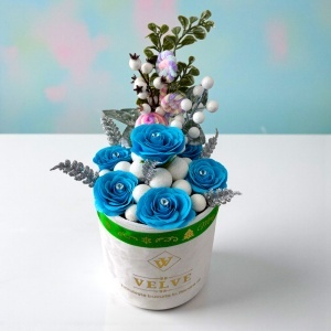 Aranjament Floral Winter Blue cu trandafiri de sapun, globuri decorative si accente argintii, in cutie de catifea alba - Img 2