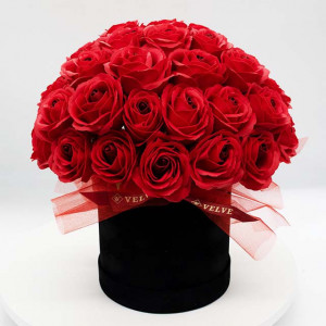 Aranjament Wonderful in cutie de catifea cu funda din organza si 51de trandafiri din sapun in doua nuante
