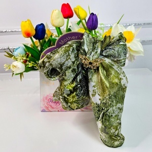 Aranjament floral Ziua Mamei cu lalele si narcise artizanale, esarfa eleganta si brosa fluture - Img 2