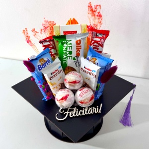 Aranjament pentru copii, Absolvent, in cutie neagra tip toca, prajitura Barni 30gr, ciocolata Kinder Country 23,5 gr, prajitura de mere Alka 60 gr, baton KitKat 40 gr, praline si tableta Raffaello, 20x20x25cm - Img 3