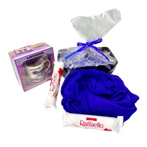 Boo Basket cu set cana din ceramica si lingurita, Esarfa dama si praline Raffaello, in cosulet imprimat