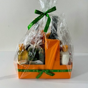 Pachet Orange cu ursulet de plus 20cm, sticla de vin Crama Ceptura 750ml, crema de whiskey Angelli 500ml, plante decorative parfumate, ciocolata Raffaelo, ciocolata Ferrero Rocher, gel de dus 250ml, lotiune de corp 250 ml, crema de maini 50ml- Vivian Gray