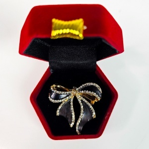 Brosa martisor tip funda, in cutie eleganta, negru - Img 3