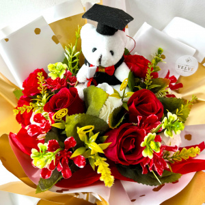 Buchet floral pentru absolvire, cu trandafiri, camelie si plante artificiale,  rosu inchis