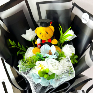 Aranjament floral pentru absolvire, in cutie patrata cu trandafiri, flori de mac si plate artificiale, Alb