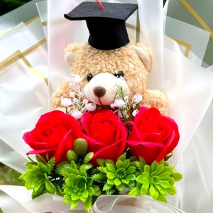 Buchet Graduate, ursulet de plus cu toca, trandafiri de sapun si plante artificiale