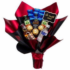 Buchet cadou Delice pentru barbati „La Multi Ani!”, 5 bauturi miniatura si praline Ferrero Rocher