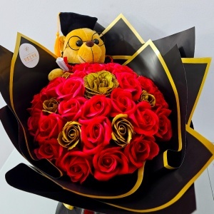 Buchet floral absolvire 2026 cu ursulet graduate si trandafiri de sapun rosu-auriu, pe suport, 40x40 cm - Img 2
