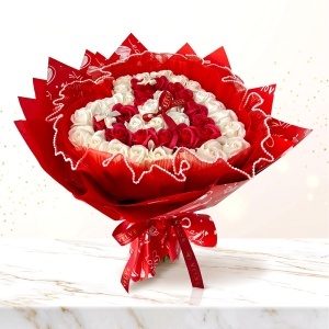 Buchet floral Amore in forma de inima cu trandafiri de sapun si tull cu perlute, inaltime 45 cm, Alb - Rosu - Img 4